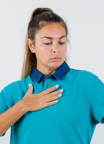 Persona con dificultad para respirar, con la mano en el pecho